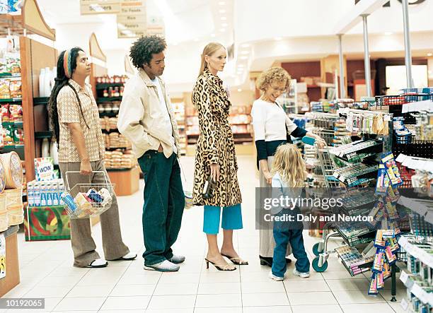 customers in supermarket queue - in fila foto e immagini stock