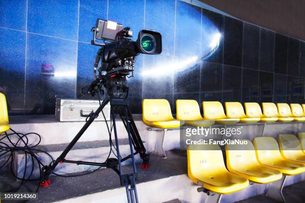 professionelle tv-kamera filmt ereignis in einem stadion - television show stock-fotos und bilder