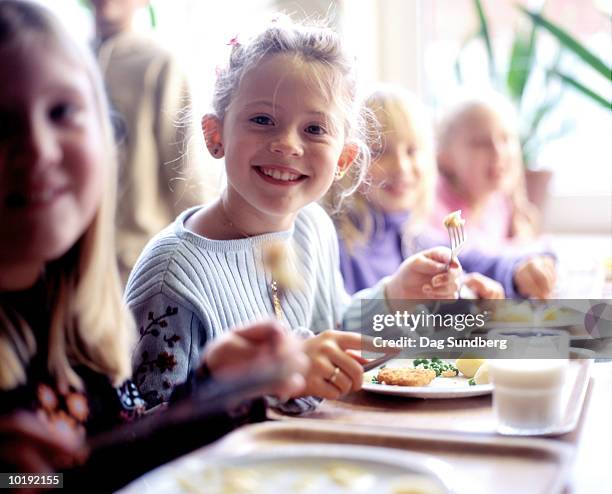 children (6-8) eating school dinner, portrait - merenda escolar imagens e fotografias de stock