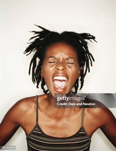 young woman screaming, close-up - shout photos et images de collection