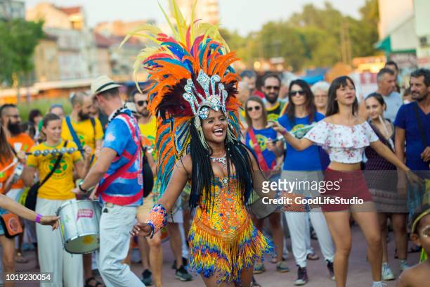 parata di samba - brazilian carnival foto e immagini stock