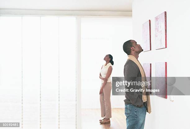 couple in art gallery - woman art gallery stock pictures, royalty-free photos & images