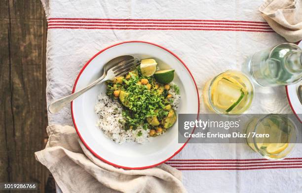 kale and zucchini curry in the forest, vertical - foodstyling stock-fotos und bilder