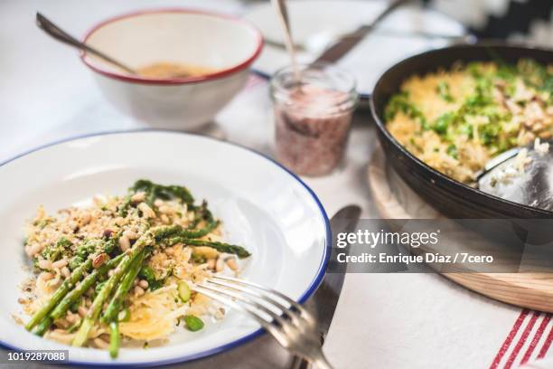 grilled asparagus fideuá, ready to eat - foodstyling stock-fotos und bilder