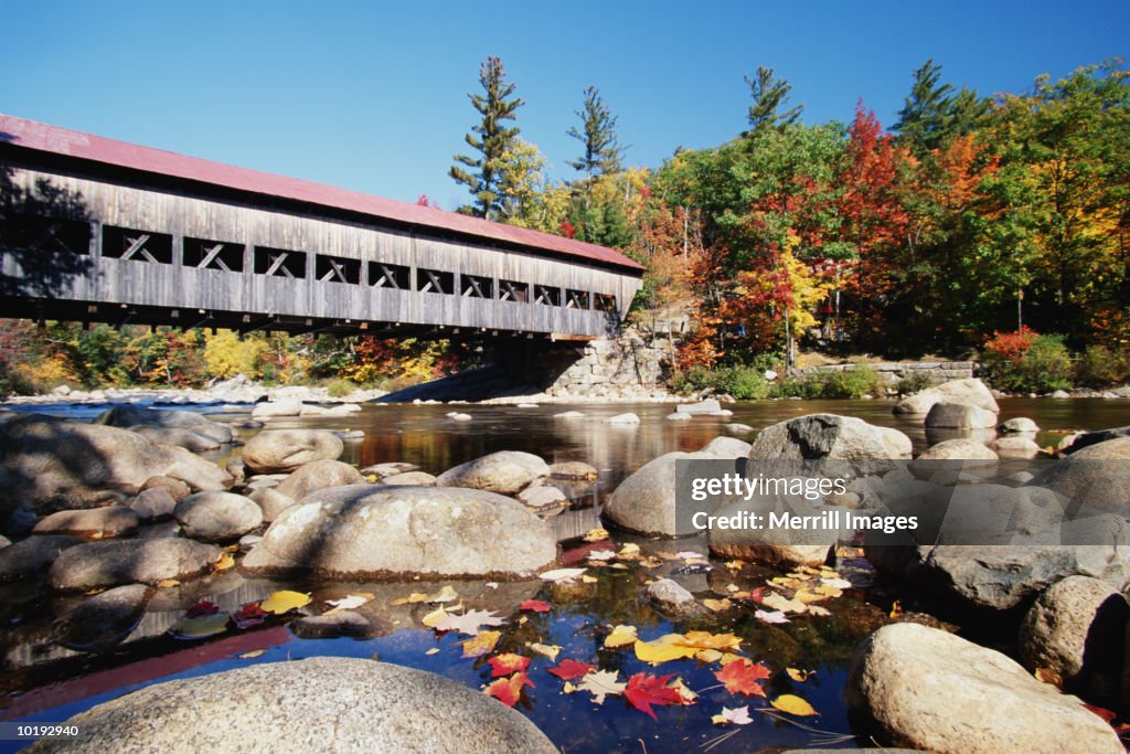 USA, New Hampshire, Kancamagus Highway, Albany covered bridge