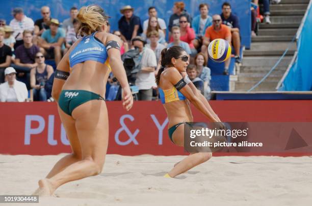 August 2018, Germany, Hamburg: Volleyball/Beach: World Tour, women, competing for third place. Carol/Maria Anton. - Artacho/Clancy . Maria Elisa...