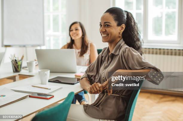 día de los trabajadores de oficina en el trabajo - deseo fotografías e imágenes de stock