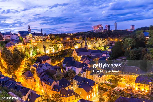 luxemburg-kirchberg bei sonnenuntergang - luxembourg stock-fotos und bilder