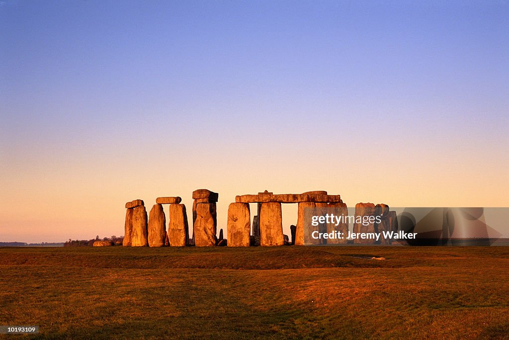 England, Wiltshire, Stonehenge at dawn