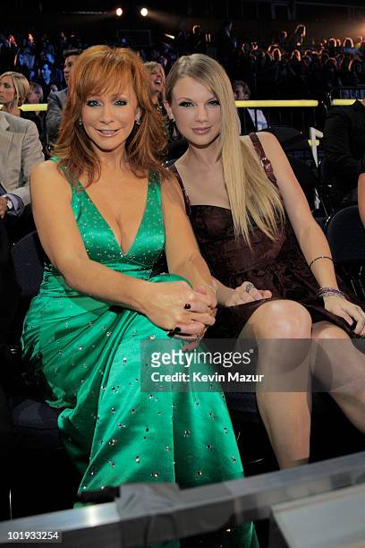 Reba McEntire and Taylor Swift attend the 2010 CMT Music Awards at the Bridgestone Arena on June 9, 2010 in Nashville, Tennessee.