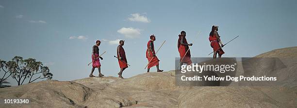 maasai tribesmen walking along ridge, kenya - cultura indigena fotografías e imágenes de stock
