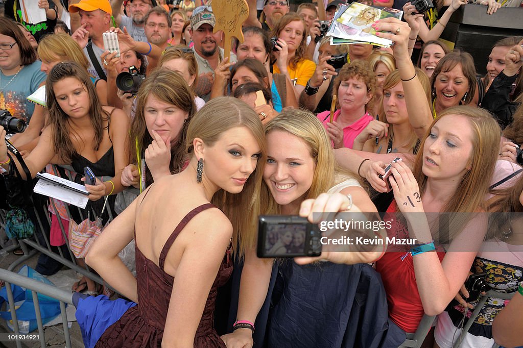 2010 CMT Music Awards - Red Carpet