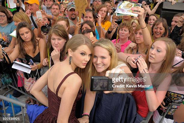 Taylor Swift attends the 2010 CMT Music Awards at the Bridgestone Arena on June 9, 2010 in Nashville, Tennessee.