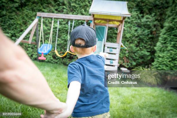 sígueme concepto - niño y la madre corriendo hacia el patio - seguir actividad móvil general fotografías e imágenes de stock