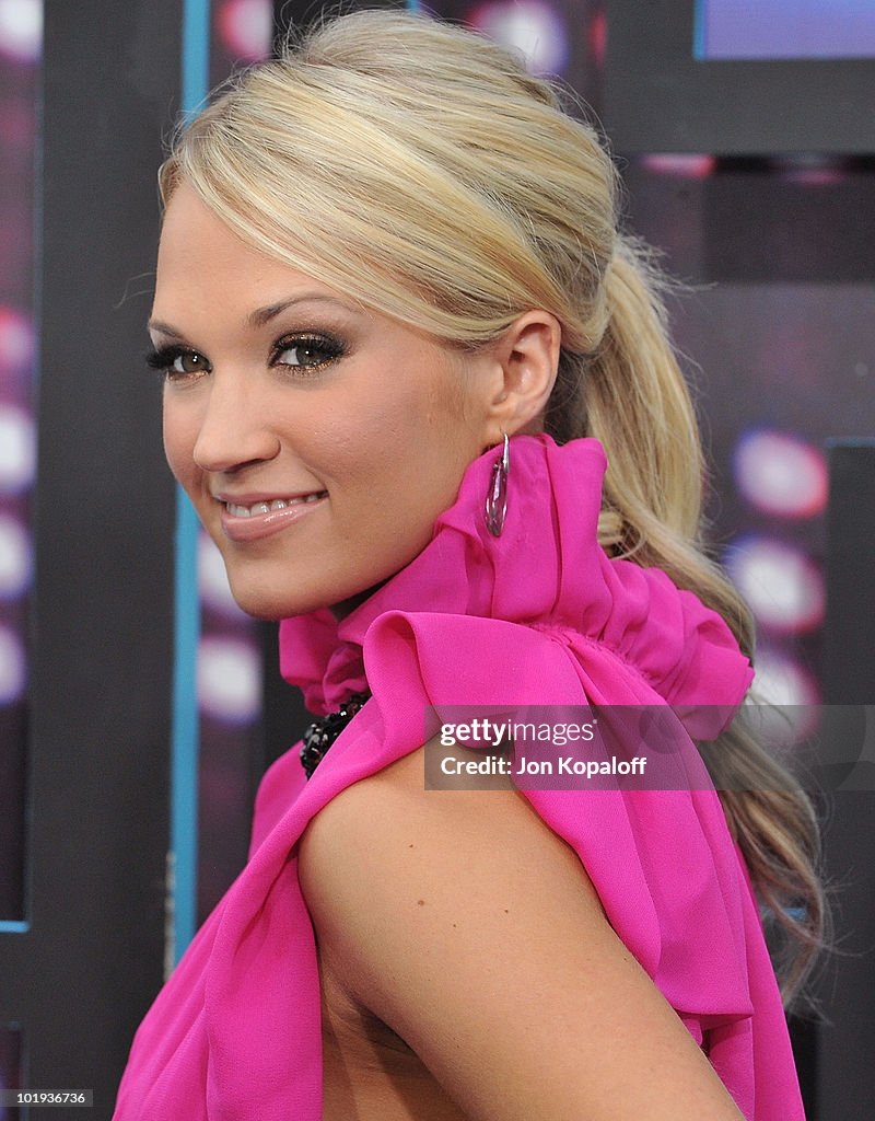 2010 CMT Music Awards - Arrivals