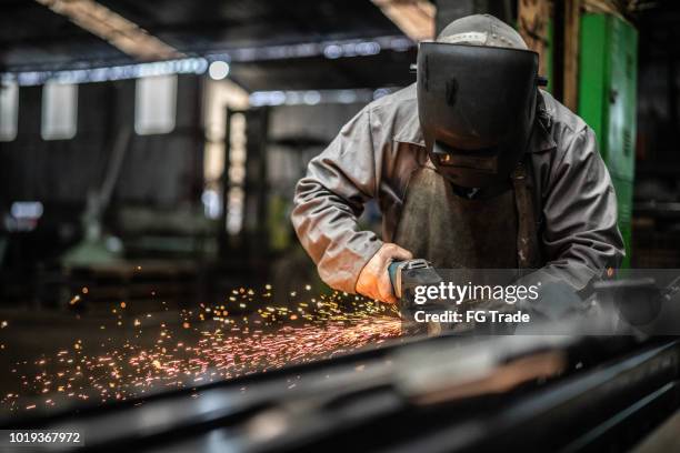 industrielle arbeiter schweißen stahl - metalwork stock-fotos und bilder