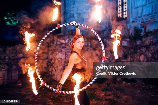 dans fire dance - acrobatics gymnastics stockfoto's en -beelden