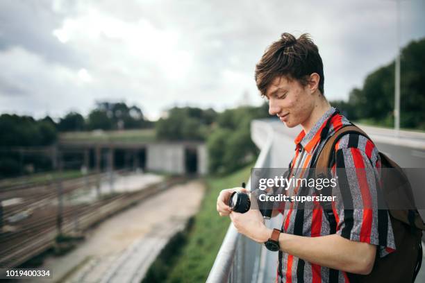 jonge man - huidaandoening stockfoto's en -beelden