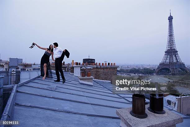 france, paris, couple in formal wear on rooftop - formele kleding stockfoto's en -beelden