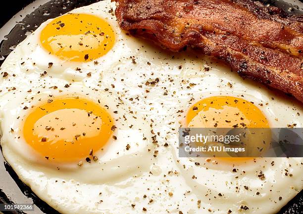 eggs bacon close up - setzei stock-fotos und bilder