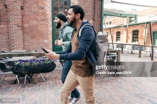 klaar voor een lange wandeling - sikhisme stockfoto's en -beelden