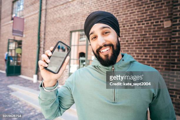 de beste slimme telefoon voor het nemen van een selfie - sikhisme stockfoto's en -beelden