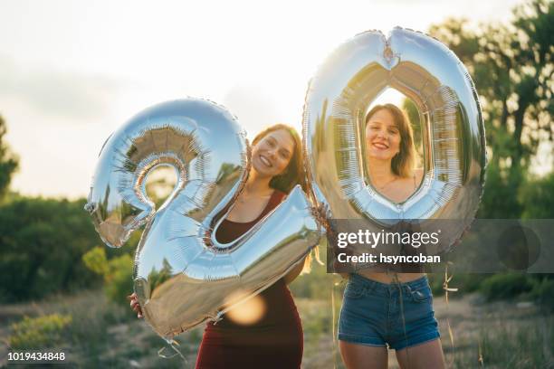 2 人の女性の友人が 20 歳の誕生日を祝う - number 20 ストックフォトと画像