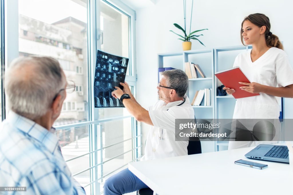 Médico examen de rayos x