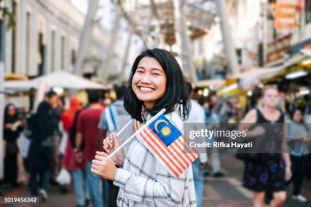 frauen feiern malaysia independence day - malaysia stock-fotos und bilder