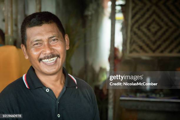 成熟したバリ男小さい台所で笑顔の肖像画 - インドネシア人 ストックフォトと画像