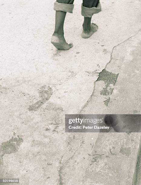 bare footed man leaving footprints on ground, low section (b&w) - mens bare feet fotografías e imágenes de stock