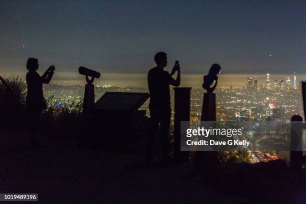 people taking pictures of la at night - mulholland drive stockfoto's en -beelden