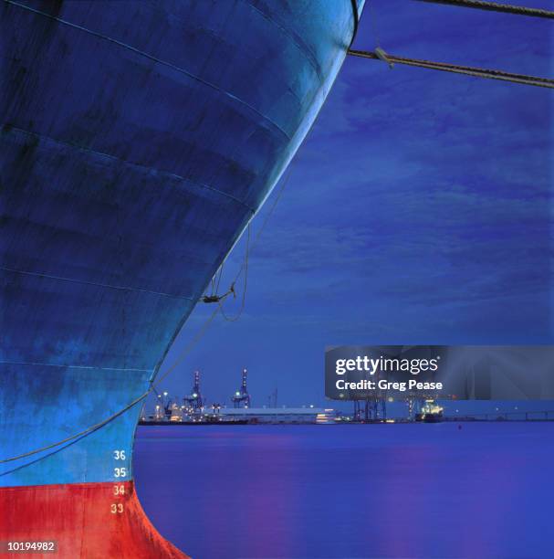 ship's bow in harbor, night, close-up, - containerschiff stock-fotos und bilder