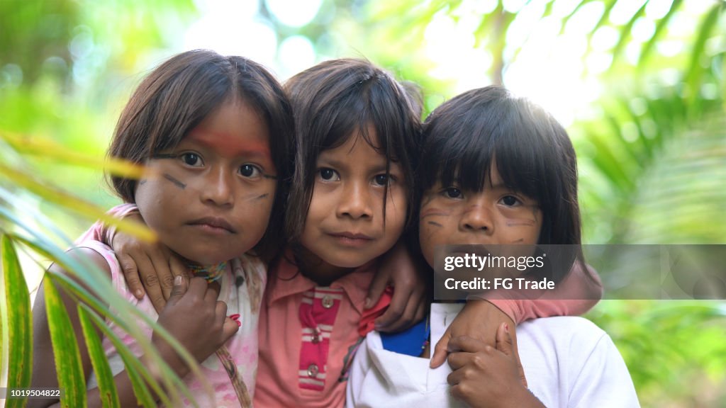Drei süße Kinder Mädchen umarmen
