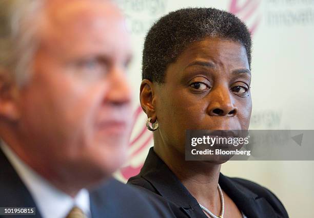 Ursula Burns, chairman and chief executive officer of Xerox Corp., right, listens to Jeffrey Immelt, chief executive officer of General Electric Co.,...