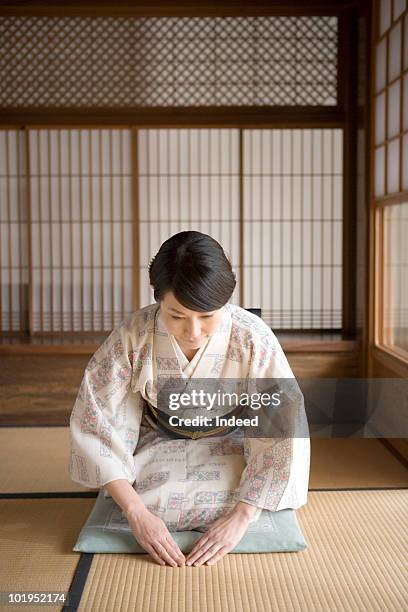 japanese woman bow her head sitting on tatami mat - shoji fotografías e imágenes de stock
