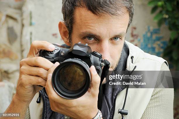 photographer looking over lens. - documentaire stockfoto's en -beelden