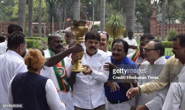 Karnataka Pradesh Congress Committee reached Delhi and were joined by other Congress workers, completing the Rajiv Jyoti Sadbhavana Yatra on Sunday...