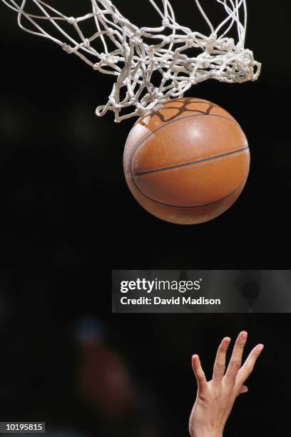 man rebounding basketball, focus on hand (digital enhancement) - atirar ao cesto imagens e fotografias de stock