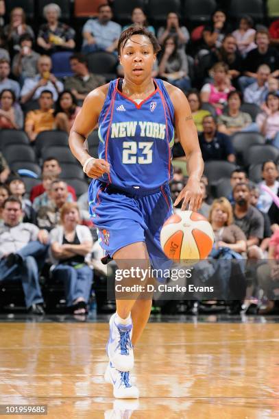 Cappie Pondexter of the New York Liberty moves the ball against the San Antonio Stars during the game on May 28, 2010 at the AT&T Center in San...