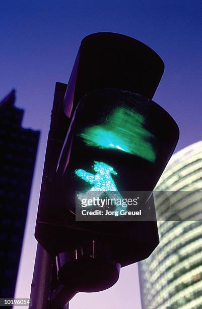 pedestrian traffic lights, dusk, close-up - sinal de peão imagens e fotografias de stock