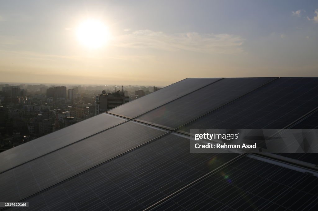 Solar Panels On Highrise Building Rooftop High-Res Stock Photo - Getty ...