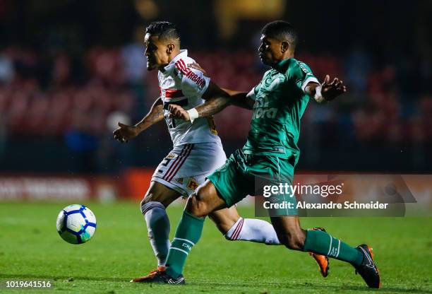 Everton of Sao Paulo and Marcio Araujo of Chapecoense competes for the ball during the match for the Brasileirao Series A 2018 at Morumbi Stadium on...