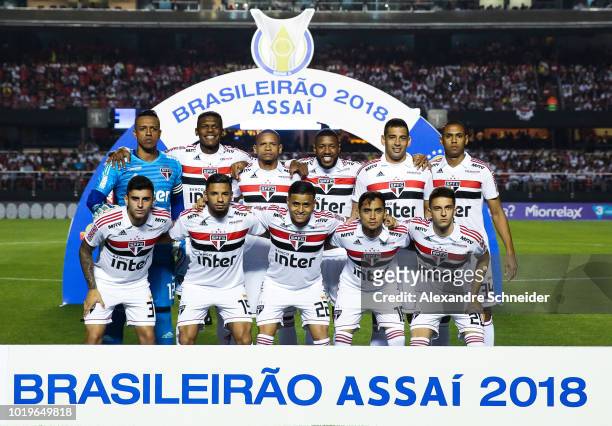 Players of Sao Paulo pose for a group photo before the match against Chapecoense for the Brasileirao Series A 2018 at Morumbi Stadium on August 19,...