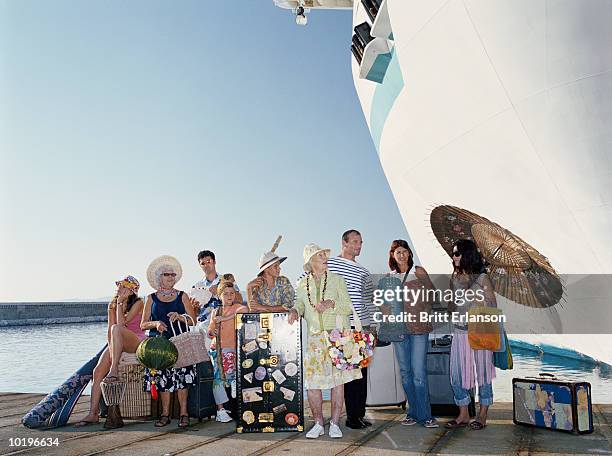 group of people with luggage standing by ship - cruising foto e immagini stock