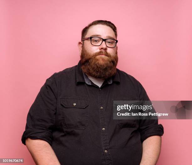 bearded man on pink background - big beard fat man photos et images de collection