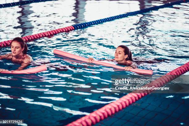 weibliche schwimmer training im pool - hallenbad leer stock-fotos und bilder