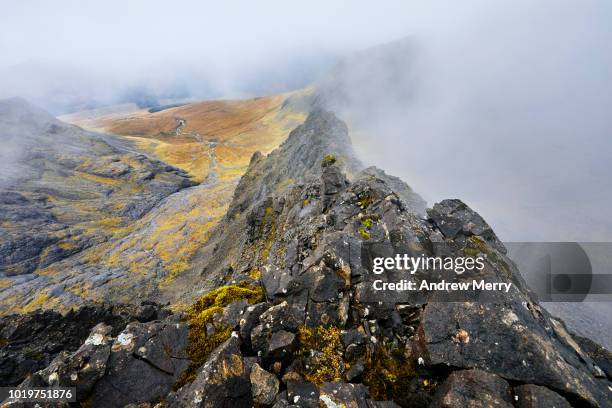 mountain climbing point of view, mountain ridge with rain and cloud obscuring valley below, isle of skye - cuillins foto e immagini stock