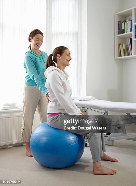 sports therapist training with patient. - sports training clinic fotografías e imágenes de stock