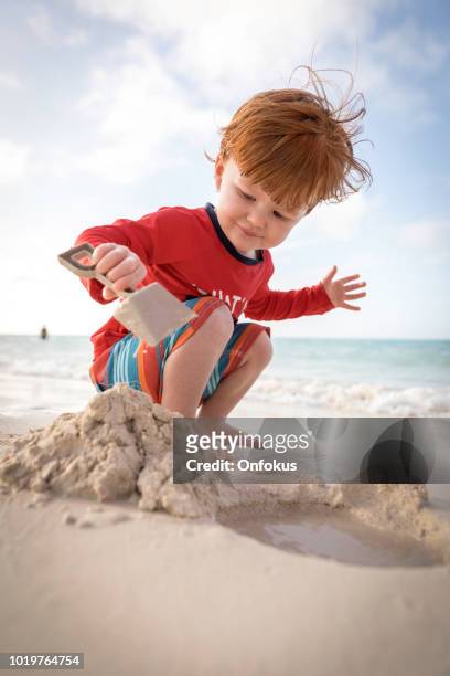 baby boy spelen op tropisch strand, cayo coco, cuba - handvol stockfoto's en -beelden